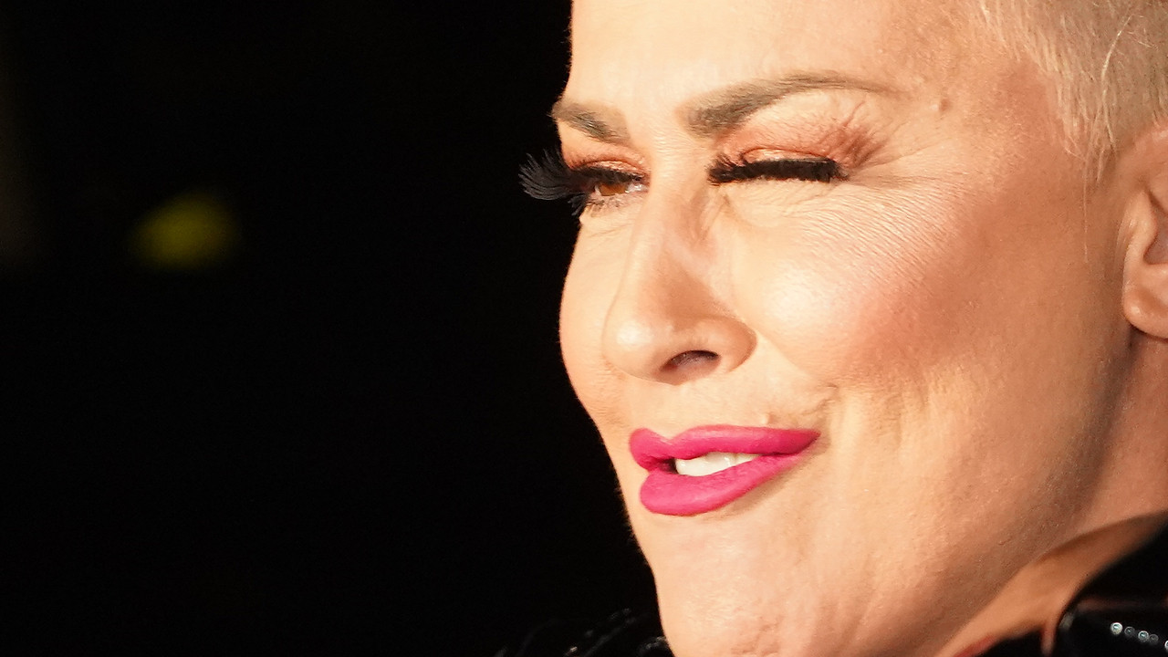 Pevala na sahranama, radila u opštini,pa očarala Jugu pesmom