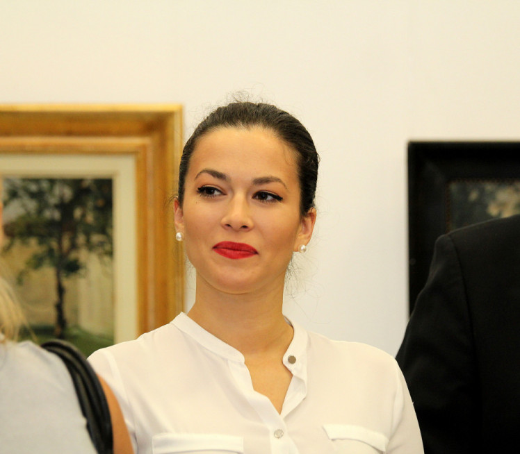 ПАПРЕНО СКУПА МАШИНА: Глумица вредно сређује двориште