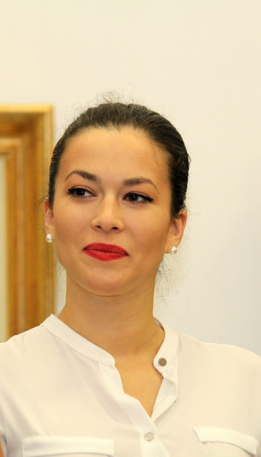 PAPRENO SKUPA MAŠINA: Glumica vredno sređuje dvorište