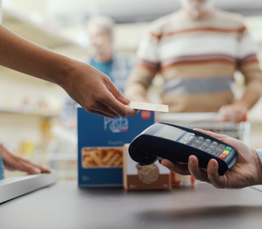 UPOZORENJE STRUČNJAKA: Kada NIKAKO ne treba plaćati karticom?