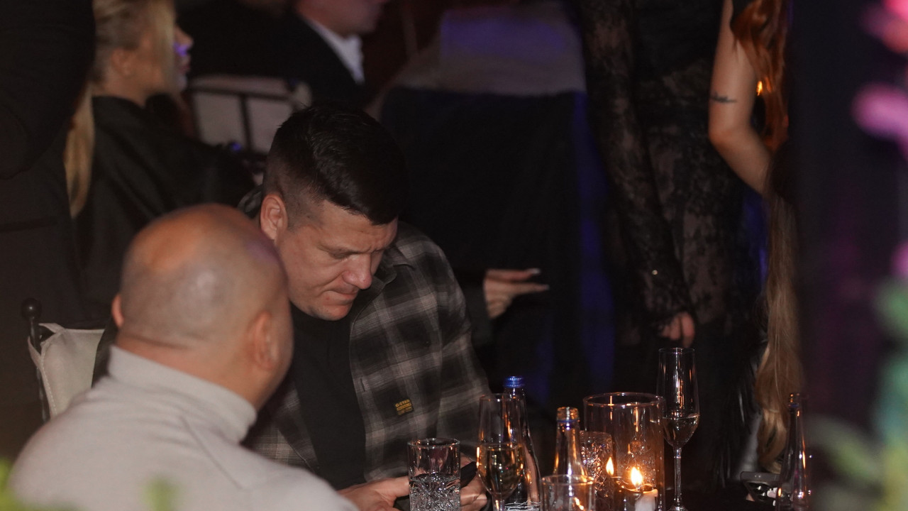 POSLE 27 SATI: Kombi krenuo po Slobu, sa njim i ova pevačica