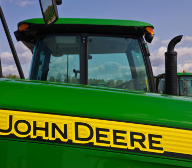 JOHN DEERE ДЕЛИ ОТКАЗЕ: Даје отпремнине,па их ВРАЋА на посао