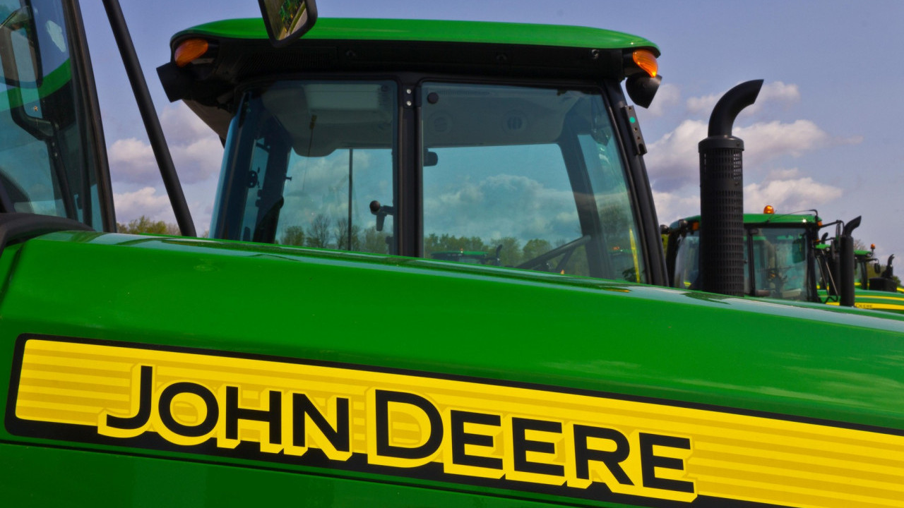 JOHN DEERE ДЕЛИ ОТКАЗЕ: Даје отпремнине,па их ВРАЋА на посао