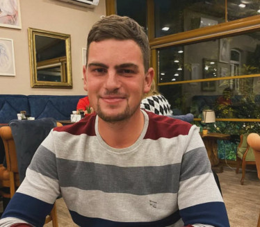 "АКО МЕ ТРАЖИШ У НЕКОМ..." Лука променио опис, девојке луде