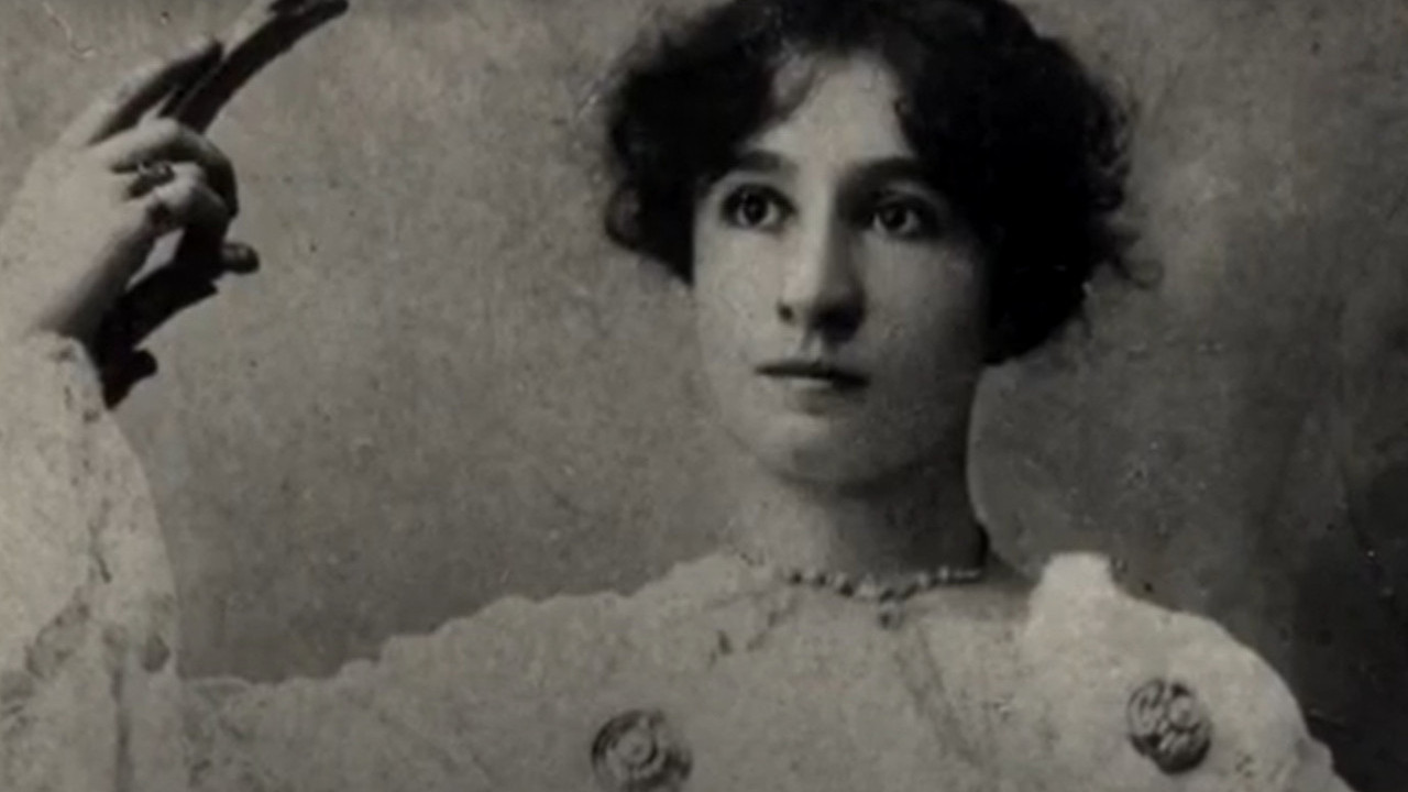 UMRLA U BEDI: Prva srpska glumica koja se slikala NAGA