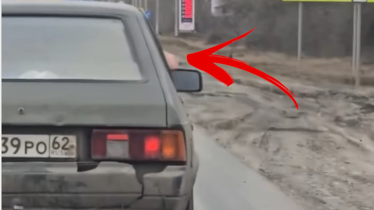 HIT SNIMAK IZ RUSIJE: Šta je čovek rešio da preveze autom