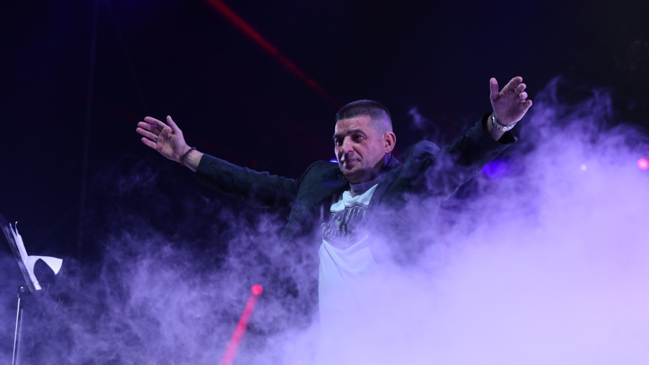 SRBIJA PEVA "BOŽIĆ JE": Baja je svoj hit napisao u manastiru