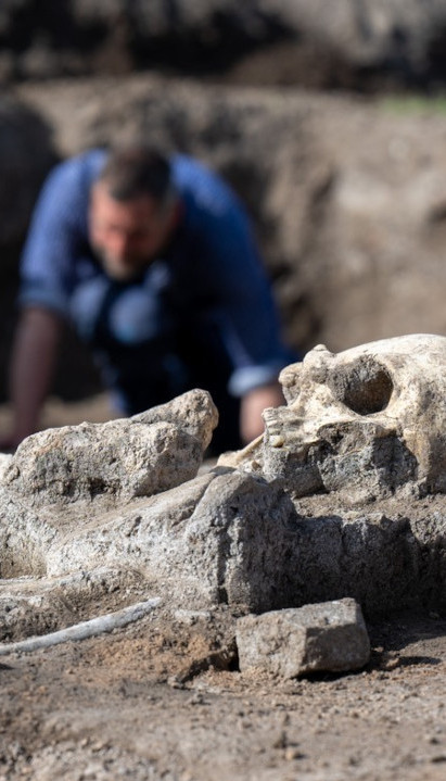 РЕШЕНА ЕНИГМА: Витрина с костима људи старим преко миленијум