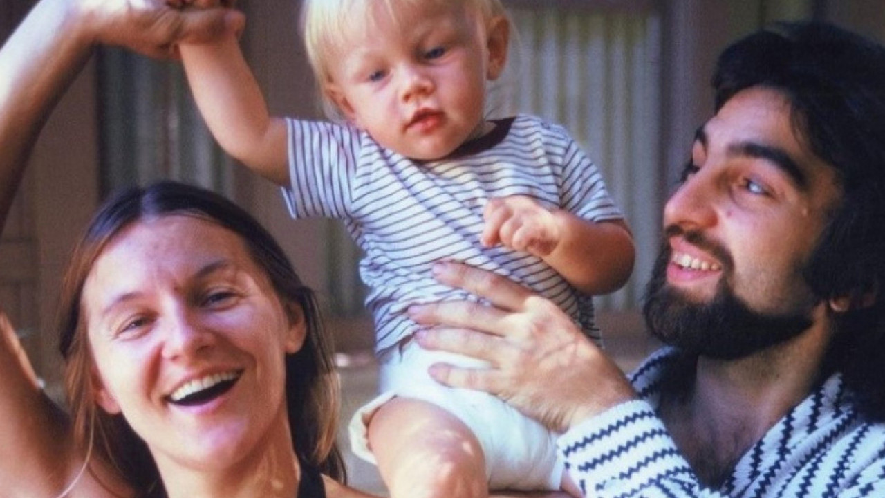 ДАНАС ЈЕ СЛАВНИ ГЛУМАЦ: Знате ли ко је дечак са фотографије?