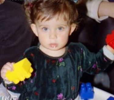 JEDNA OD NAJTRAŽENIJIH PEVAČICA: Ko je devojčica sa fotke?