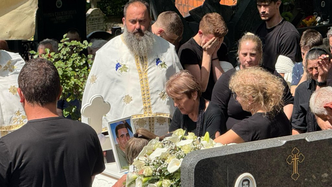 BELI KOVČEG ZA FILIPA: Meštani ispraćaju stradale Jokiće