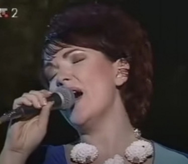 IZVELA ČUVENI HIT: Pevala u čuvenim bendovima, pa se povukla