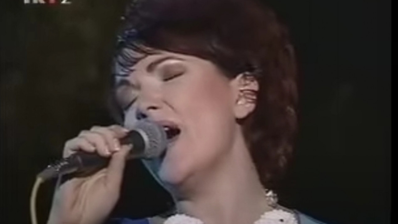 IZVELA ČUVENI HIT: Pevala u čuvenim bendovima, pa se povukla