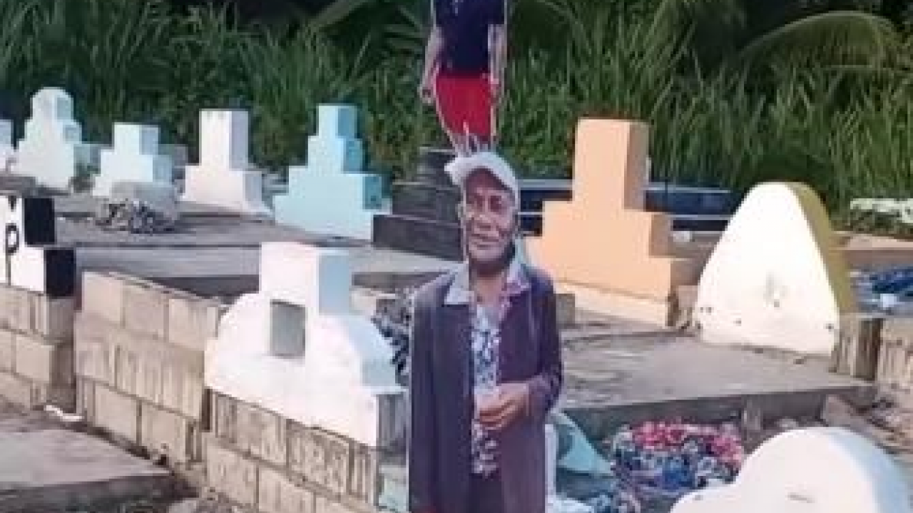 НАЈБИЗАРНИЈЕ ГРОБЉЕ: Уместо споменика -фигуре покојника ФОТО