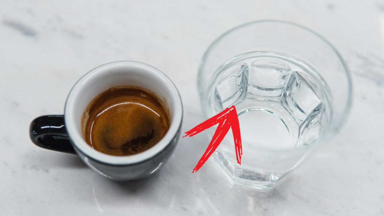 Zašto uz prvu jutarnju kafu uvek treba da popijete čašu vode?