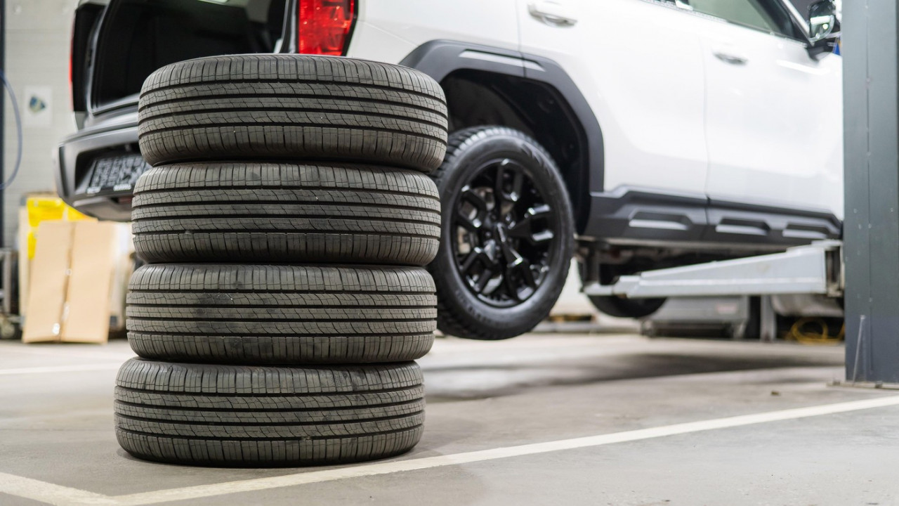 OPASNO: Zašto ne treba voziti na zimskim gumama leti?