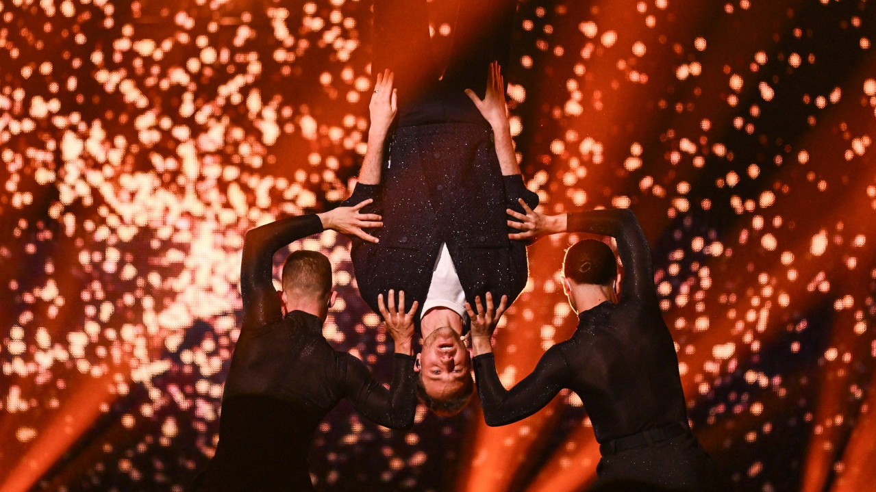 SLOVENAC IZVEO SUPRUGU NA SCENU: NJoj posvetio pesmu