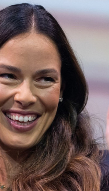 USRED ZIME: Kratak šorc i čizmice, Ana zapalila mreže (FOTO)