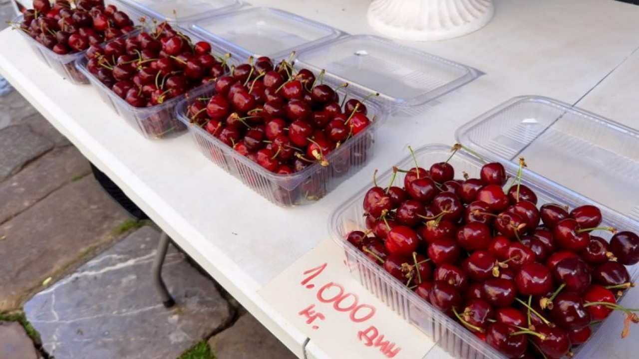 LJUDI U NEVERICI: Na pijacama prodaju trešnje i na komad?