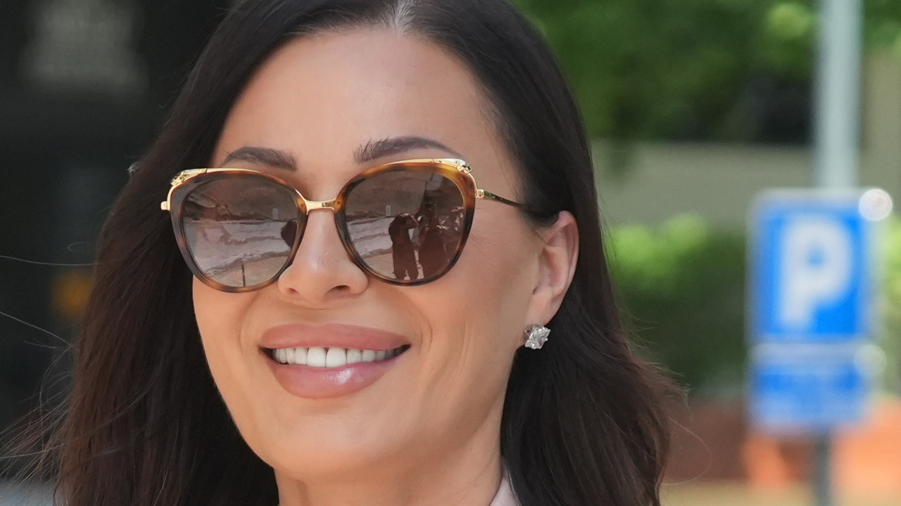 СМЕТАЛО ЈОЈ ЈЕ: Цеца се подвргла естетској интервенцији