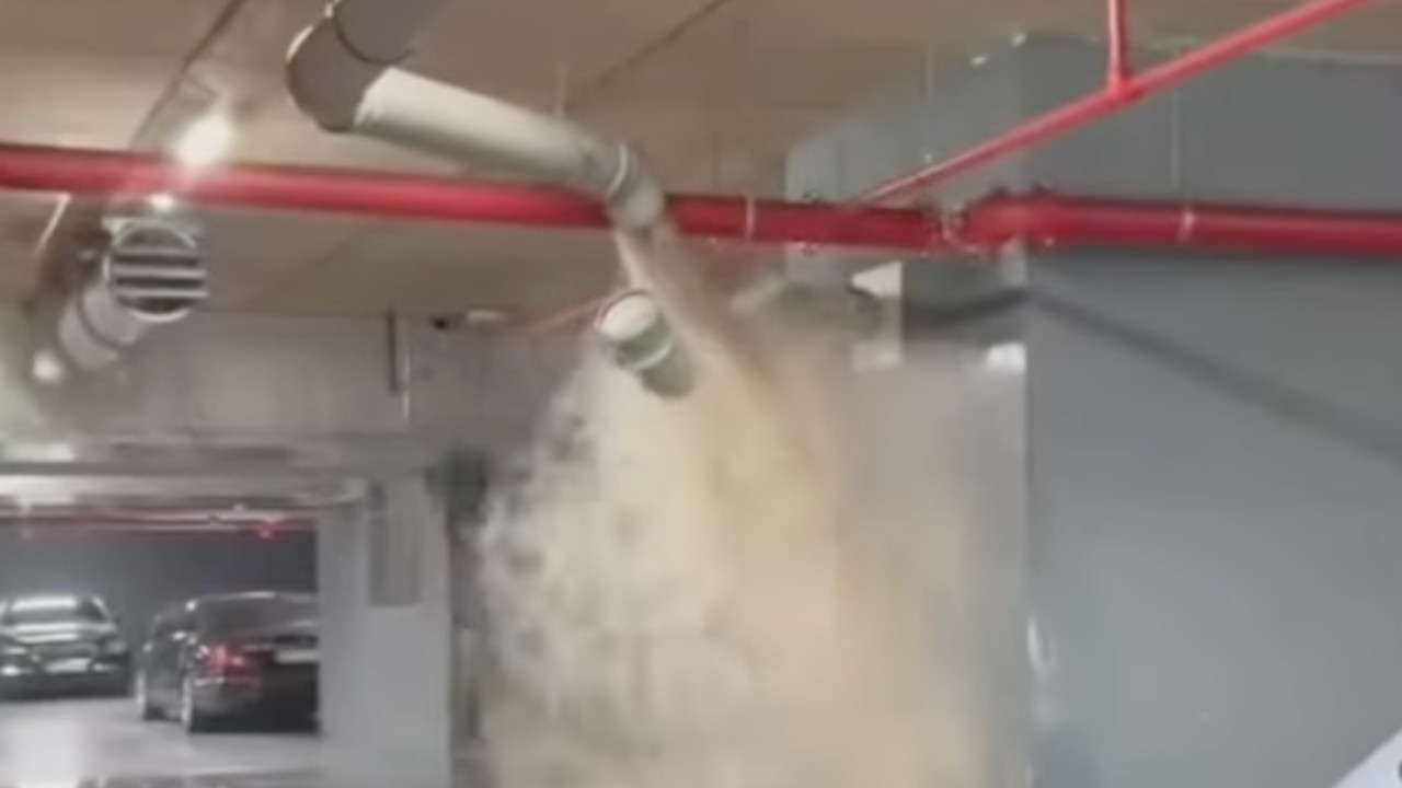 ПОПЛАВА У ТРЖНОМ ЦЕНТРУ: Пукла водоводна цев (ВИДЕО)