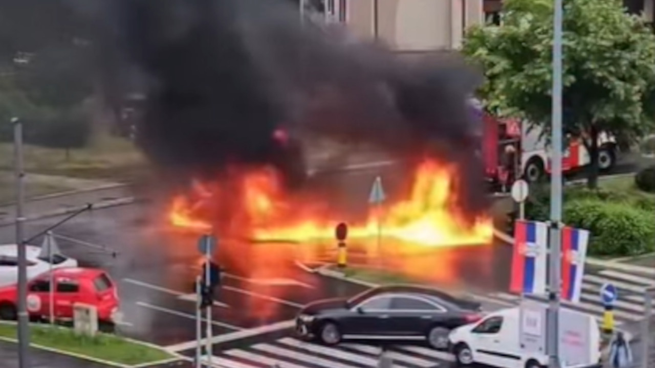 Zapalio se auto u pokretu na NBGD, gorivo izliveno po putu
