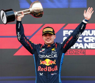 DOLAZAK U STILU: Maks na trku sa 12 miliona vrednom jahtom