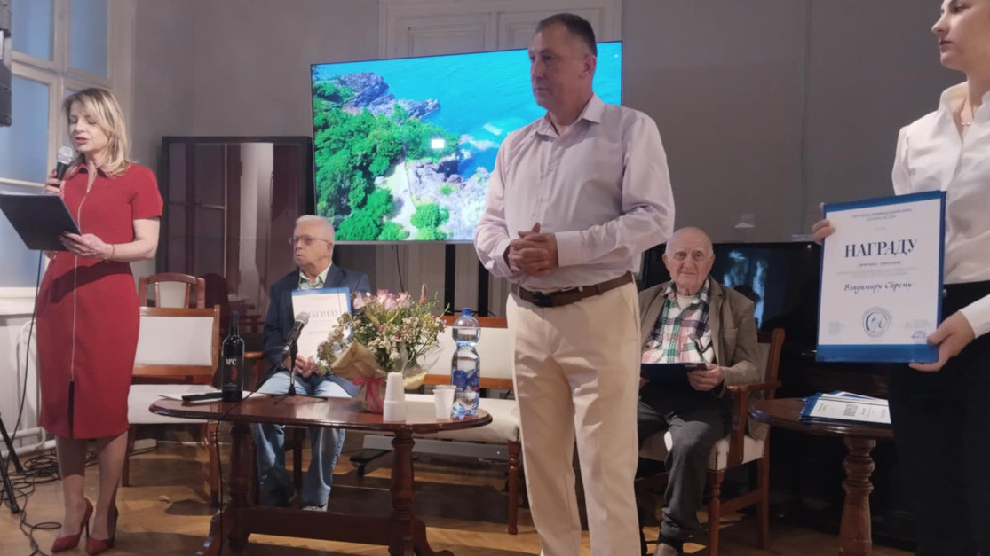 НАГРАДЕ ПРИЗНАТИМ НОВИНАРИМА: Добили награде за животно дело