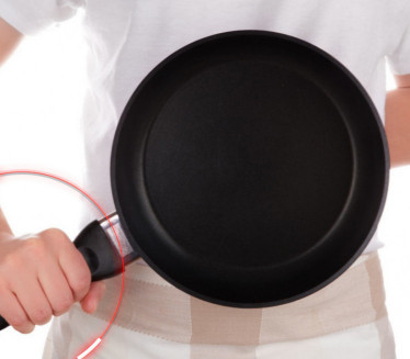 IMA VIŠE NAMENA Znate li čemu služi rupa na dršci od tiganja?