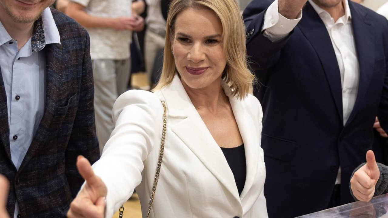 БУРАН ЖИВОТ ПРВЕ ДАМЕ ПОЉСКЕ: Са 16 постала мајка