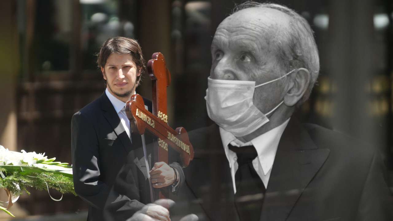 УНУК НОСИО КРСТ: Ко се појавио на сахрани Димитрија Бјелице