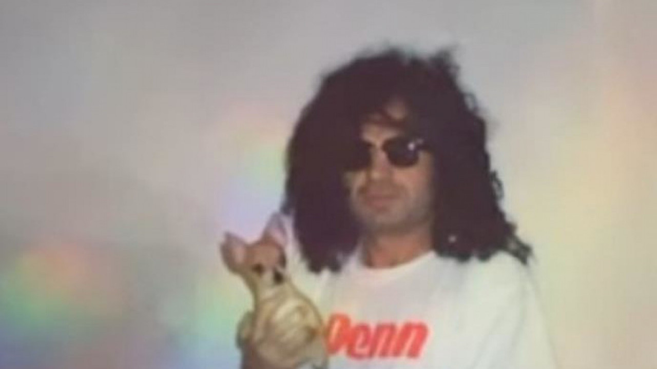 Prepoznajete li čuvenog FOLK PEVAČA na slici?