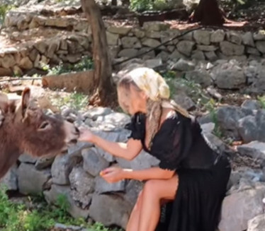 ВРИШТАЛА: Марију Микић УЈЕО магарац (ВИДЕО)