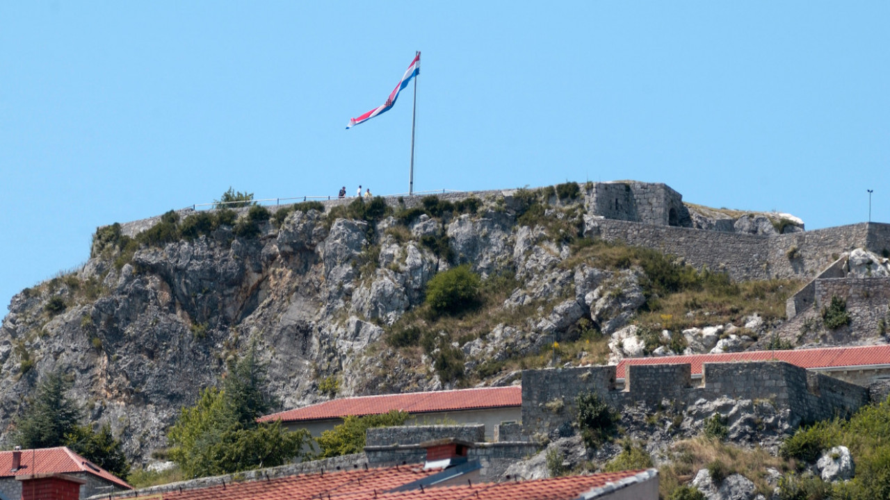 SKINUTA SA KNINSKE TVRĐAVE: Nestala zastava Hrvatske