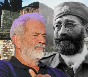 ZA VIDOVDAN, NA HILANDARU Mel Gibson pozira pored Čiča Draže