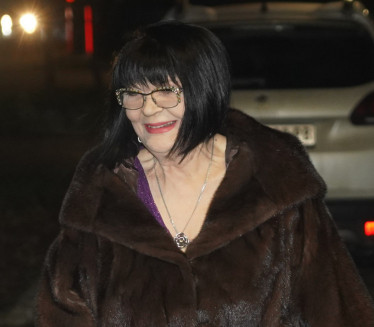 Нада Обрић усликана у инвалидским колицима, отежано се креће