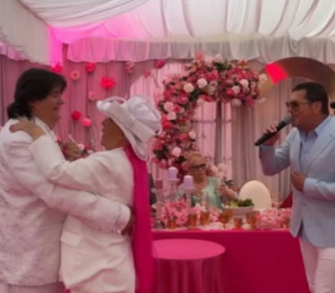 "SVE TI DUGUJEM": Pejović zapevao Zorici i Kemišu