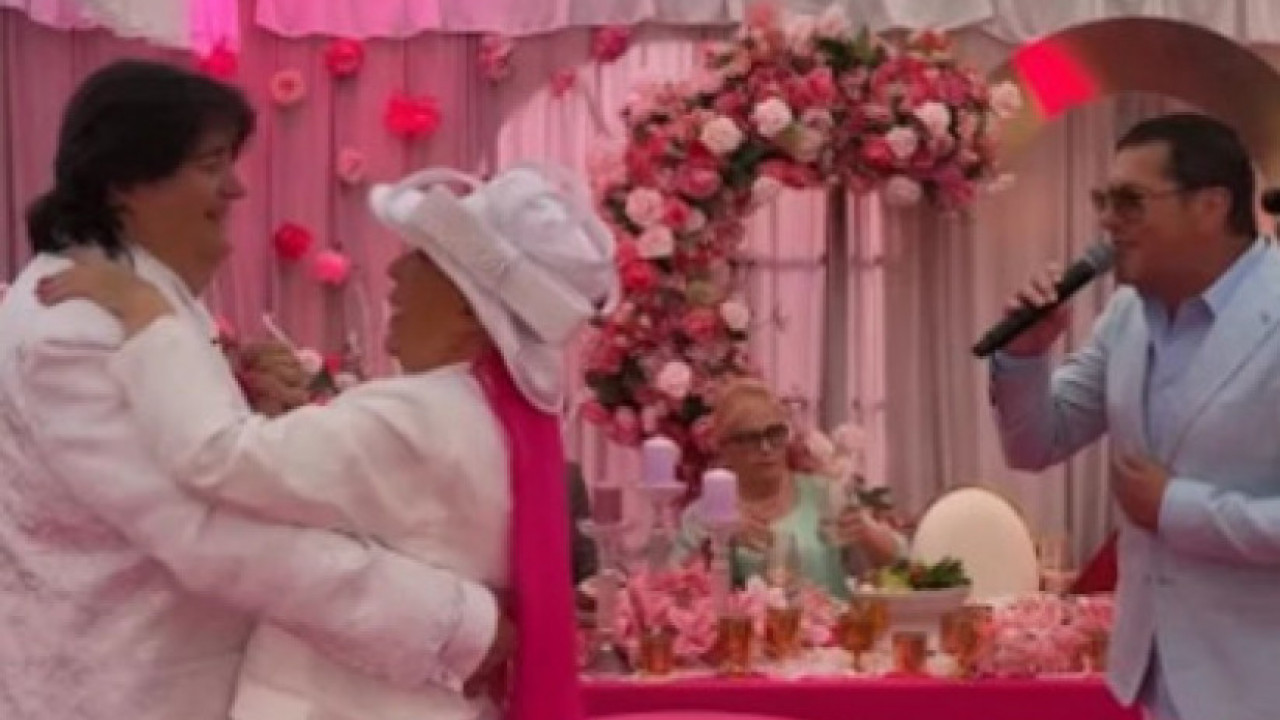 "SVE TI DUGUJEM": Pejović zapevao Zorici i Kemišu