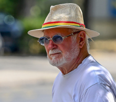 "OSTAO BEZ KOŽE OD KOLENA": Pevač zamalo izgoreo u kombiju