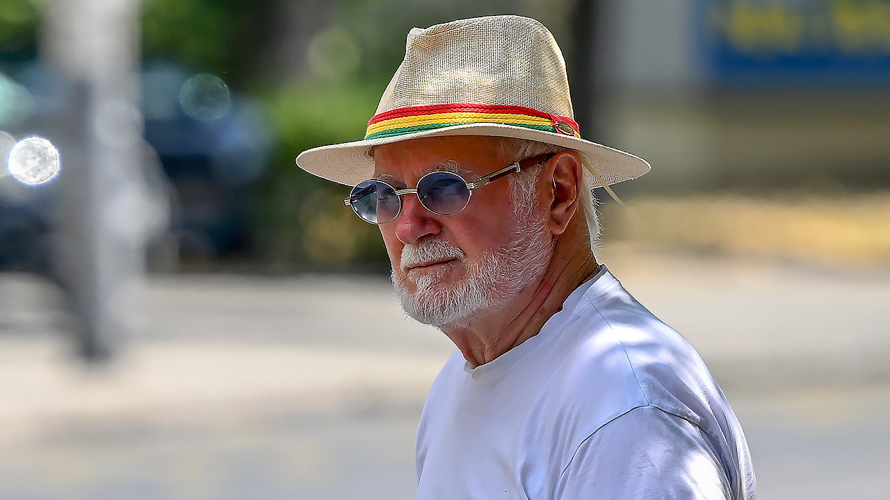 "OSTAO BEZ KOŽE OD KOLENA": Pevač zamalo izgoreo u kombiju