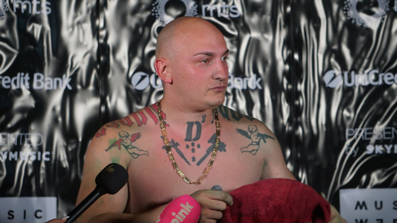 ДЕСИНГЕР ОПЕТ ЗГРОЗИО ЈАВНОСТ: На сцени "изашао" из утробе