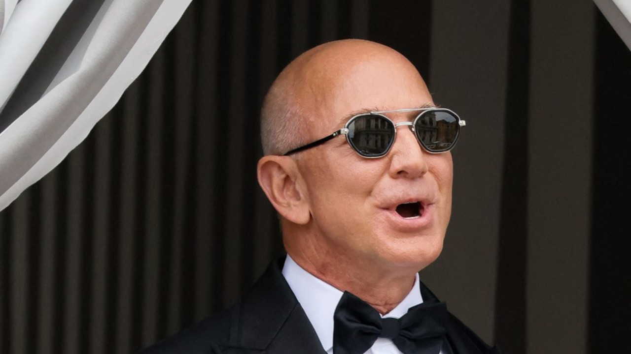 ŠOU: DŽef Bezos pustio kosu - koliko je mogao (FOTO)