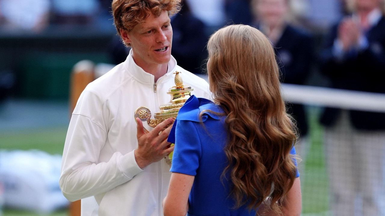 КЕЈТ ПРЕДАЛА ТРОФЕЈ СИНЕРУ: Заблистала у плавој хаљини