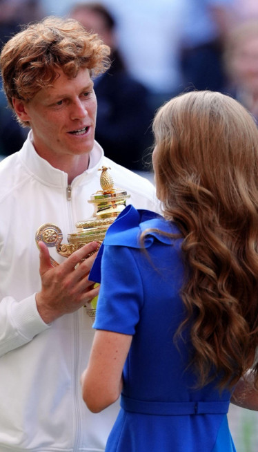 KEJT PREDALA TROFEJ SINERU: Zablistala u plavoj haljini