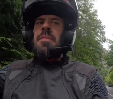 ISPREČILO SE STADO: Marko podelio mesto gde putuje