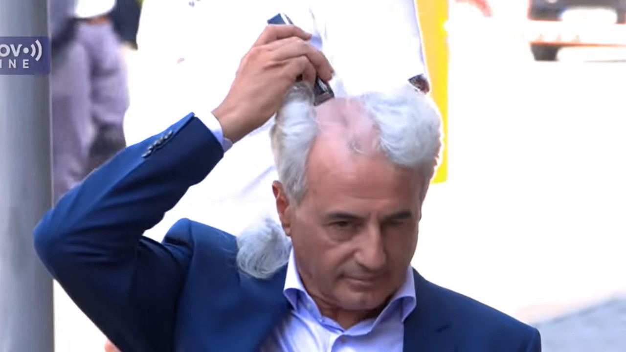 СПРДЊА: Обријао главу испред Скупштине лажне државе Косово