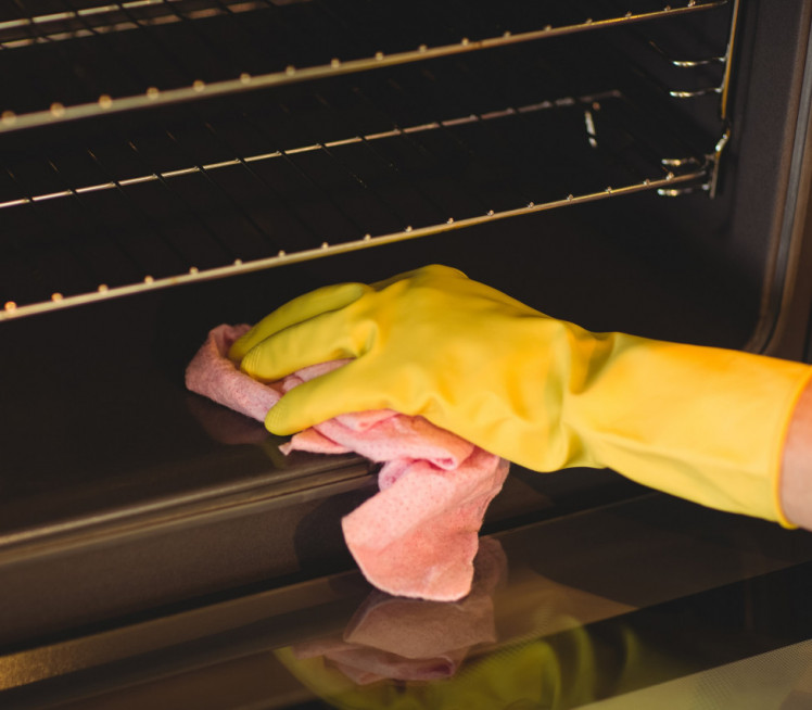 JEDNOSTAVAN TRIK: Kako najlakše očistiti rešetku iz rerne?