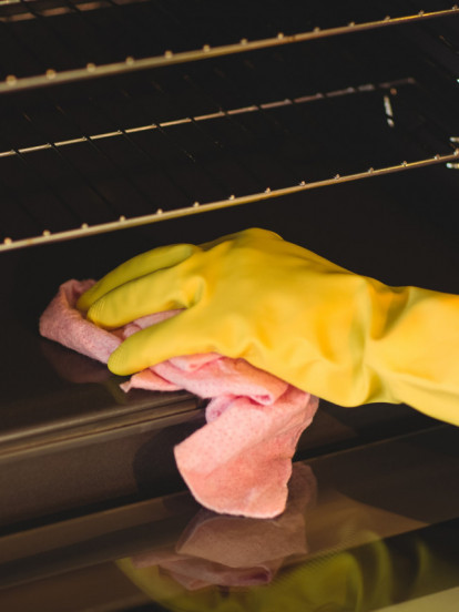 JEDNOSTAVAN TRIK: Kako najlakše očistiti rešetku iz rerne?