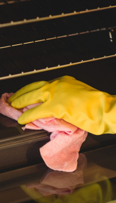 JEDNOSTAVAN TRIK: Kako najlakše očistiti rešetku iz rerne?