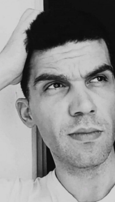 "IMA LI NAS, GDE SMO": Snažni stihovi ljubavi Nikole Trifića